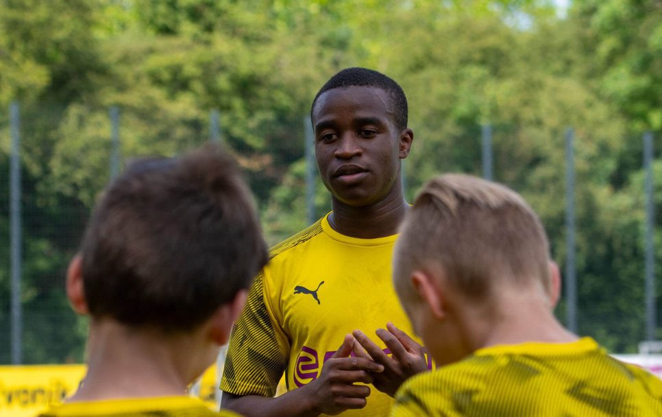 Youssoufa Moukoko on 18 eluaastast hoolimata jõudnud debüteerida juba ka Saksamaa koondises. Pildil jagab ta õpetussõnu Dortmundi Borussia noorpalluritele. Allikas. Dortmundi Borussia ametlik Facebooki lehekülg.