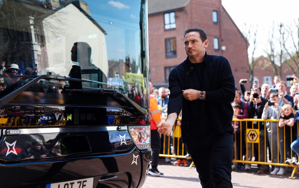 Chelsea uus juhendaja Frank Lampard koorimas käiseid üles. Seda mõistagi selleks, et kaitsta oma pead, mis võib juba õige pea taas veereda… Foto: Londoni Chelsea ametlik Facebook @ChelseaFC