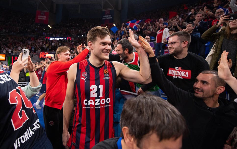 Maik-Kalev Kotsar (nr. 21) pole ainus eestlane Baskonias. Klubisse kuulub ka ääremängija Sander Raieste (punases pusas). Foto: Baskonia Facebooki lehekülg.