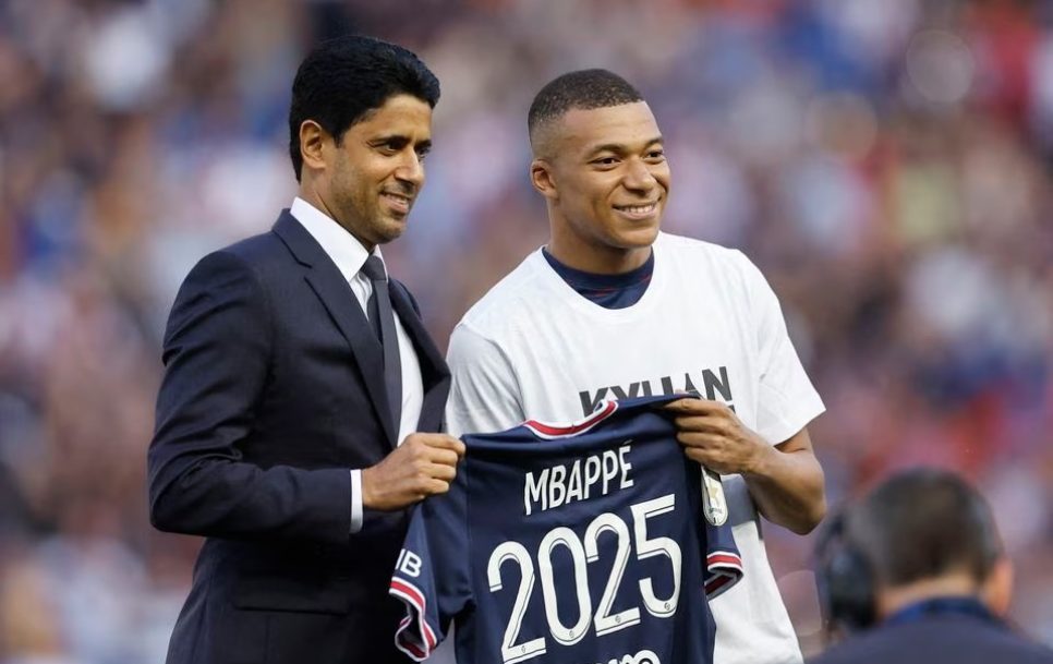 Pariisi St Germaini president Nasser Al-Khelaifi ja Kylian Mbappe. Allikas: REUTERS/Christian Hartmann