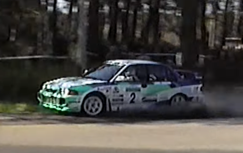 Ivar Raidam ja Margus Karjane kihutamas 1997. aastal Tallinna EK ralli võidu poole.  Foto: Kuvatõmmis videost