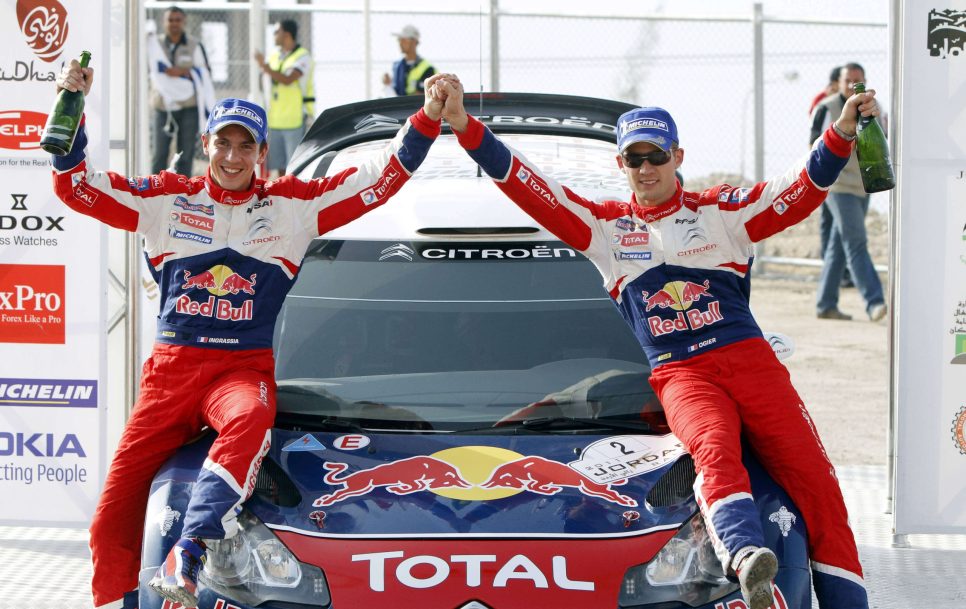 Sebastien Ogier (paremal) ja Julien Ingrassia tähistamas Jordaania ralli võitu 2011. aastal. Foto: GEPA pictures / Red Bull Content Pool