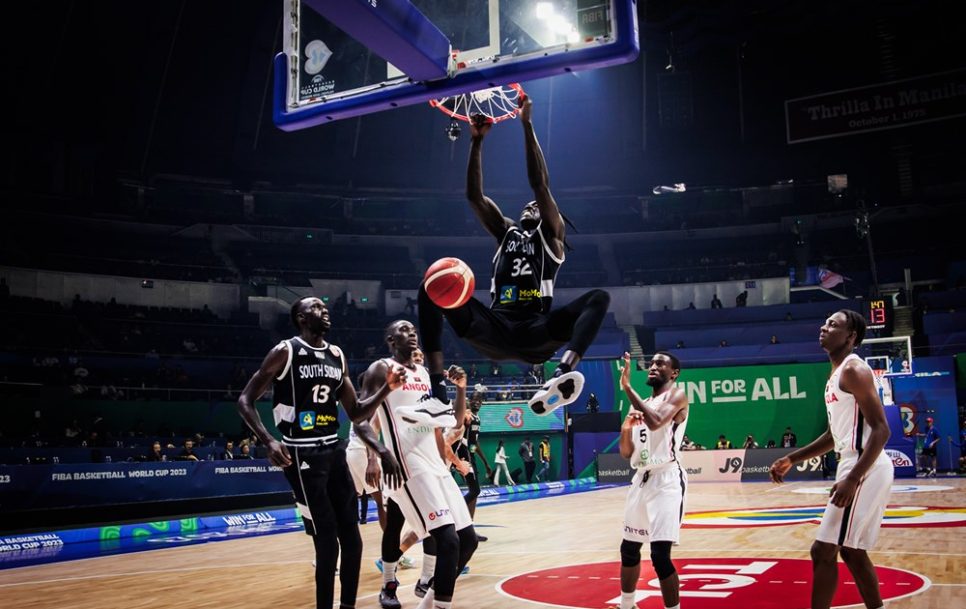 Wenyen Gabriel palli Angola vastu korvi surumas ja seeläbi Lõuna-Sudaanile ka olümpiapiletit teenimas. Foto: FIBA