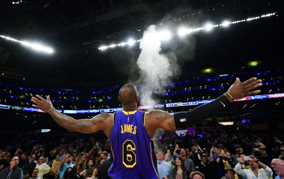 LeBron James Lakersi fännide ees tähistamas, pärast NBA kõigi aegade punktirekordi purustamist. Foto: Ashley Landis / Associated Press