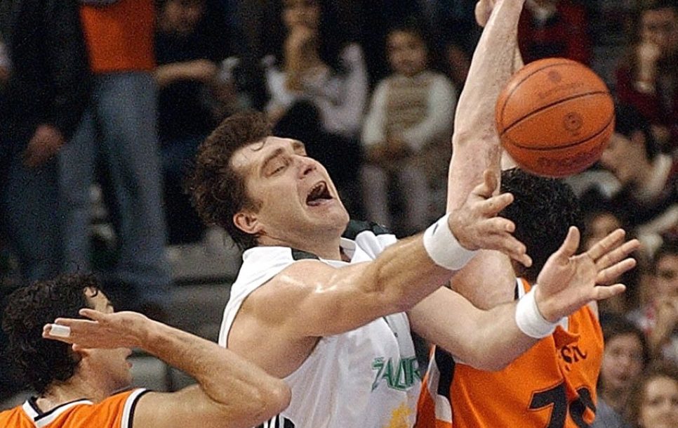 Arvydas Sabonis oli nii suur ja osav, et tihti tuli tema ohjeldamiseks kasutada mitut meest, ent alati polnud ka see mingi võluvits. Foto: X @valenciabasket