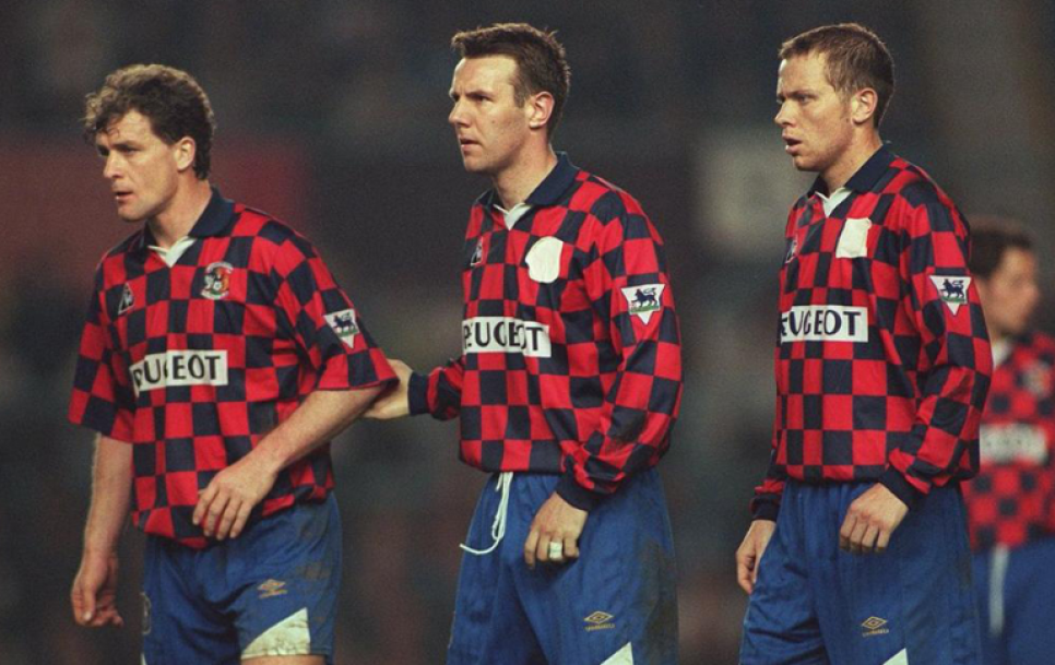 Osa Chelsea mängijaid otsustas 1997. aasta aprillis ka Coventry City logo kinni katta. Teised rehmasid käega ja jooksid lihtsalt väljakule. Foto: X @classicshirts