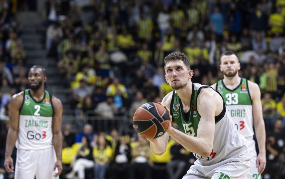 Eelmise peatreeneri Kazys Maksvytise käe all polnud Laurynas Birutise roll kuigi suur, aga Andrea Trinchieri jaoks on tegemist märksa olulisema mehega. Foto: Tolga Adanali/Euroleague Basketball, Getty Images