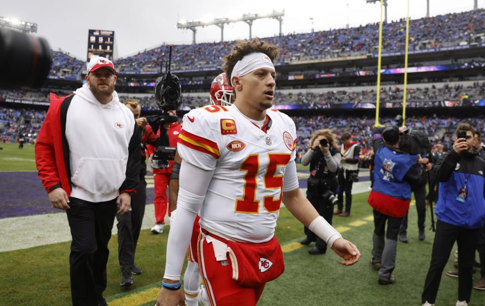 Kaks aastat tagasi karjääri lõpetanud Tom Brady vaatab põnevusega, kas Kansas City Chiefsi mängujuht Patrick Mahomes tõukab ta kõigi aegade parima mängujuhi troonilt või mitte? Foto: Imago Images