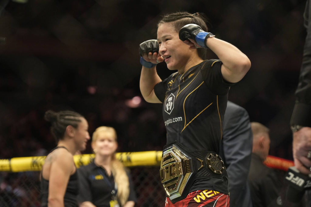 Weili Zhang tähistab oma võitu Carla Esparza üle naiste õlgkaalu tiitliheitluses UFC 281 võistlusel 12. novembril 2022. Foto: Imago Images