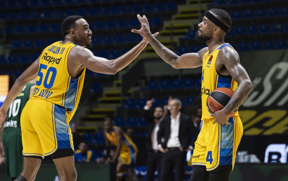 Bonzie Colson (vasakul) ja Lorenzo Brown ei löö järgmisel hooajal Maccabi särgis käsi kokku, sest kui Brown on klubist juba lahkunud, siis Colson läheb samuti. Foto: Srdjan Stevanovic/Euroleague Basketball, Getty Images