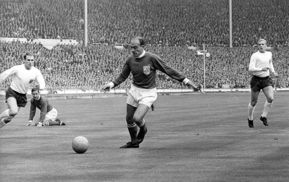 Alfredo Di Stefano ohustamas Wembleyl Inglismaad. Selles kohtumises oli ründaja hispaanlane. Foto: Imago Images