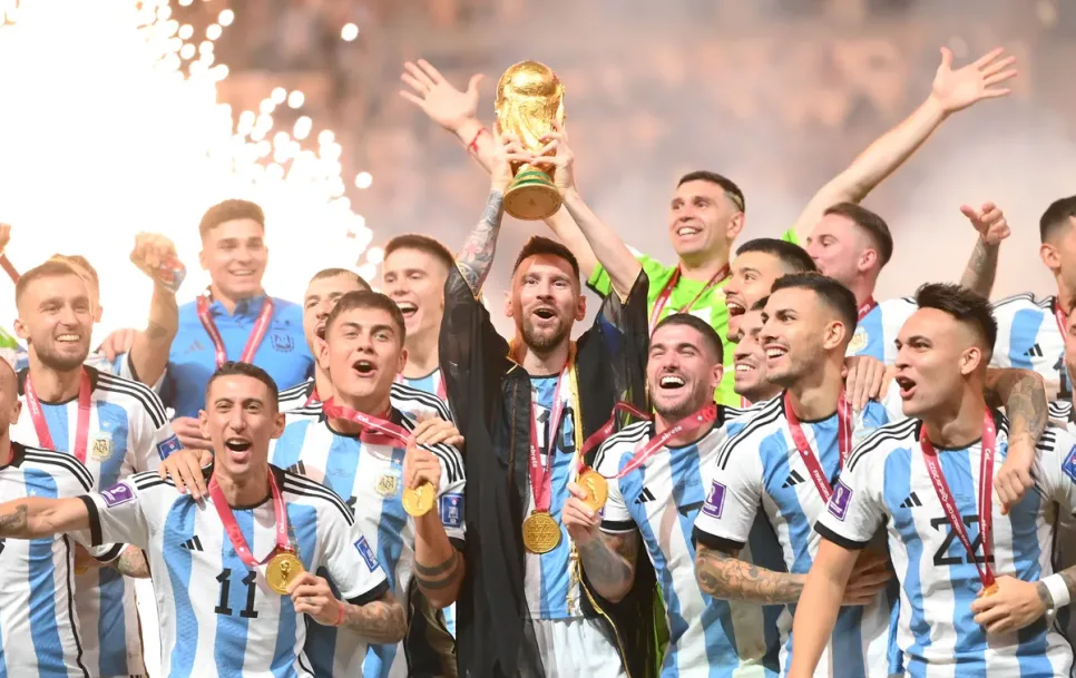 Argentīnas izlase svin uzvaru 2022. gada Pasaules kausa izcīņā. Avots: Dan Mullan / Getty Images