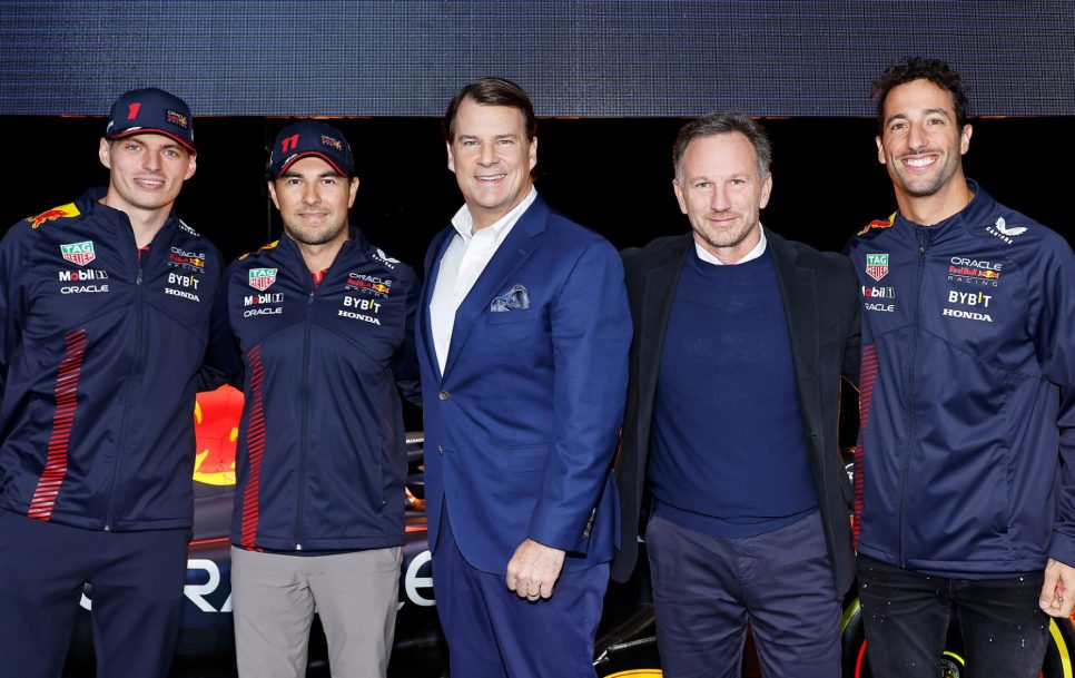 Red Bull Racing komanda ar Ford izpilddirektoru Džimu Fārliju (vidū). Avots: Formula1.com