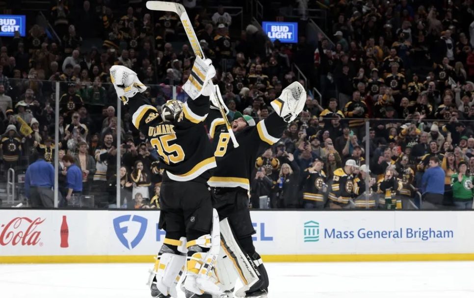 Linuss Ulmarks un Džeremijs Sveimens svin Bruins uzvaru. Avots: Fred Kfoury III / Icon Sportswire, Getty Images