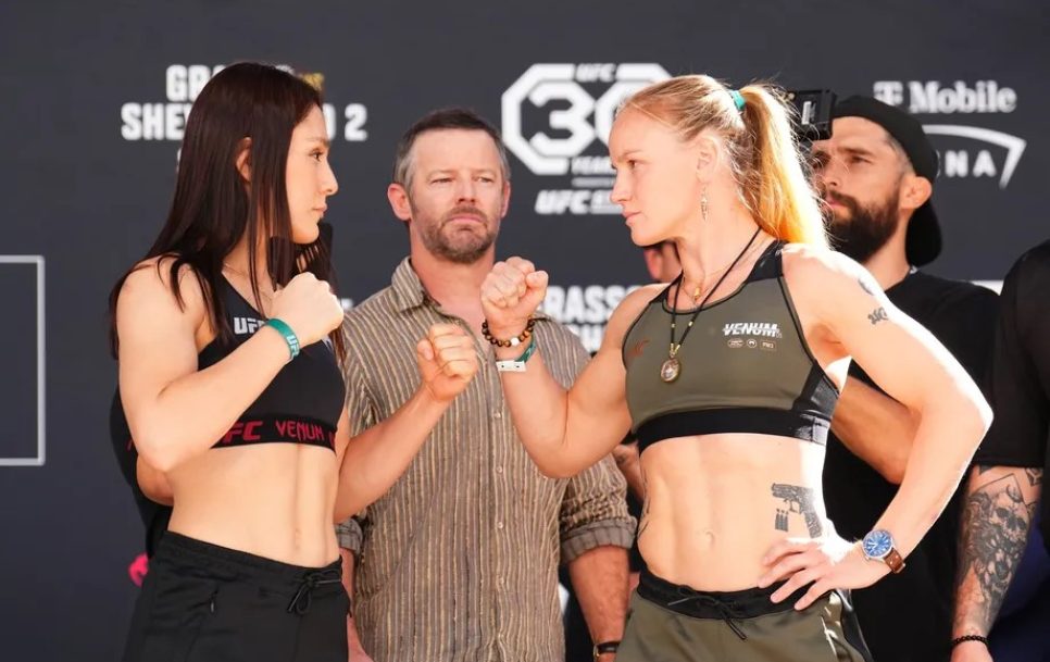 Pašreizējā sieviešu mušas svara čempione Aleksa Graso un Valentīna Ševčenko pirms savas Noche UFC titulcīņas. Avots: Chris Unger/Zuffa LLC via Getty Images