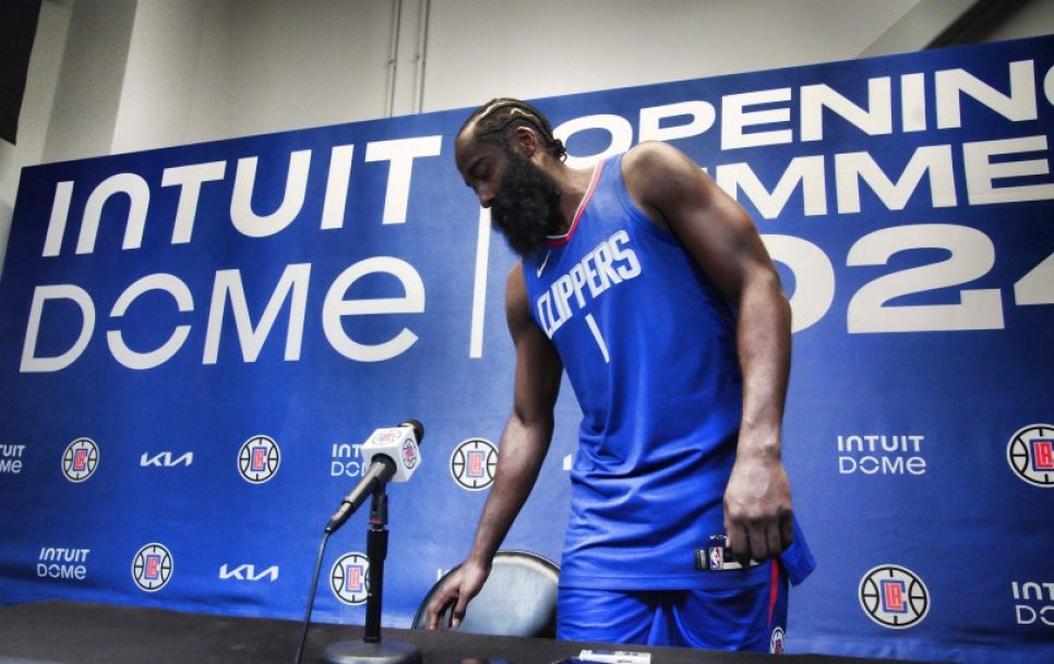 Jaunais Clippers aizsargs Džeimss Hārdens preses konferencē pēc savas maiņas no Philadelphia 76ers. Avots: AP Photo/Richard Vogel