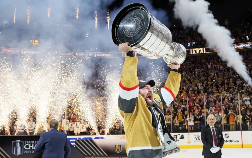 Marks Stouns no Vegasas Golden Knights paceļ Stenlija kausu pēc uzvaras pār Floridas Panthers 2023. gada Stenlija kausa finālā 13. jūnijā. Avots: Bruce Bennett / Getty Images