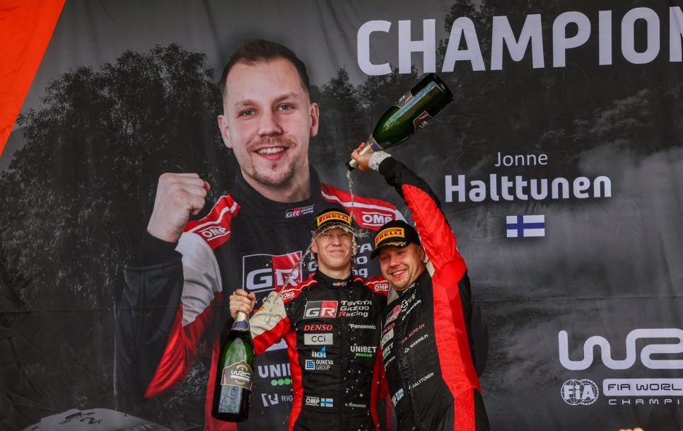 Kalle Rovanpera un stūrmanis Jonne Haltunens svin savu triumfu 2023. gada pasaules rallija čempionātā. Avots: Toyota Gazoo Racing