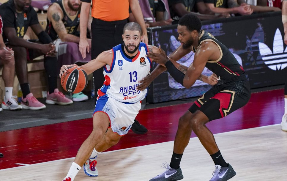 Lai gan Dariuss Tompsons (pa kreisi) līdz šim nav bijis pārliecinošs Anadolu Efes sastāvā, viņš potenciāli varētu pacelt Olympiacos jaunos augstumos. Avots: Imago Images