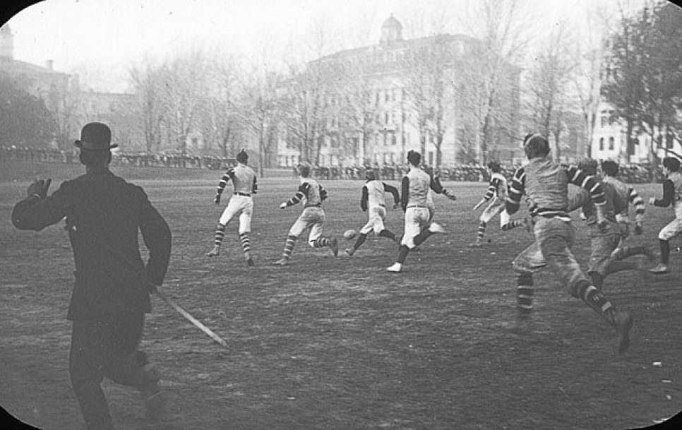 Mūsdienu futbola saknes meklējamas 19. gadsimtā, taču patiesībā futbolam līdzīgas spēles visā pasaulē tikušas spēlētas daudz ilgāk. Avots: Wikimedia Commons / Musée McCord Museum