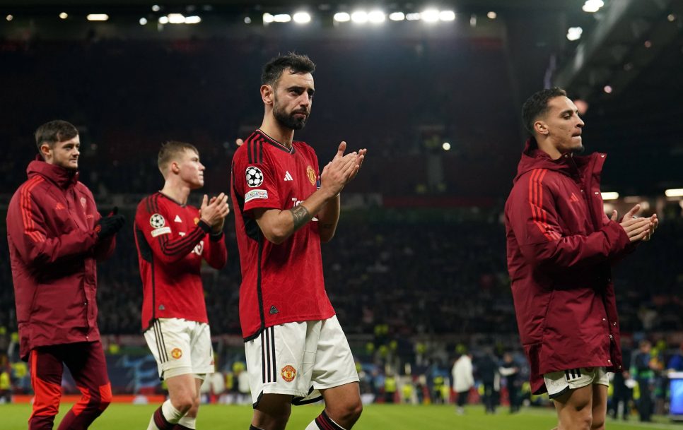 Manchester United spēlētāji pateicas saviem līdzjutējiem pēc zaudējuma pēdējā Čempionu līgas grupu turnīra spēlē pret Bayern Munich. Avots: Imago Images