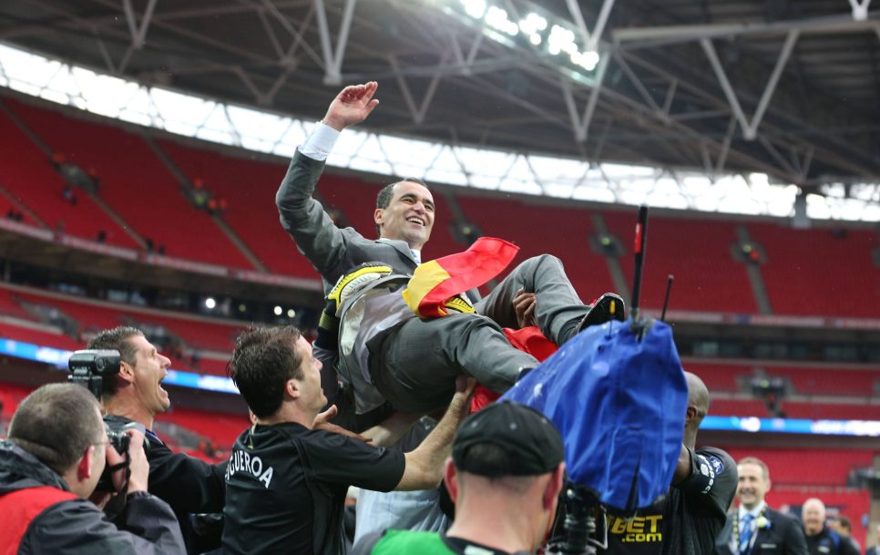 Wigan Athletic spēlētāji un galvenais treneris Roberto Martiness svin uzvaru 2013. gada Anglijas futbola asociācijas (FA) kausa finālā pret Manchester City. Avots: Imago Images