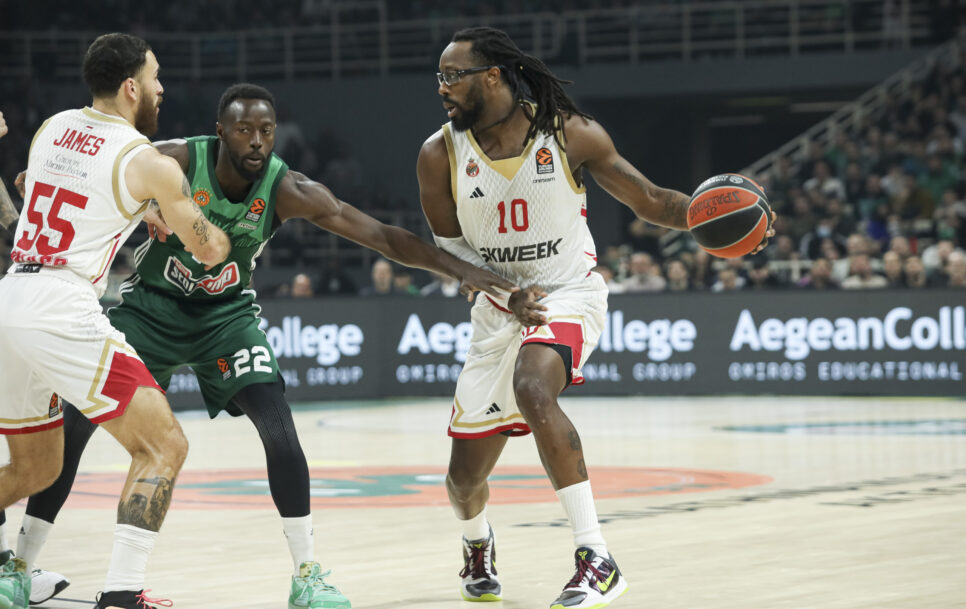 Džons Brauns (ar bumbu) cīnās, aizsargājas un saspēlējas — spēlētājs kā viņš patiktu katrai komandai. Avots: Panagiotis Moschandreou/Euroleague Basketball, Getty Images