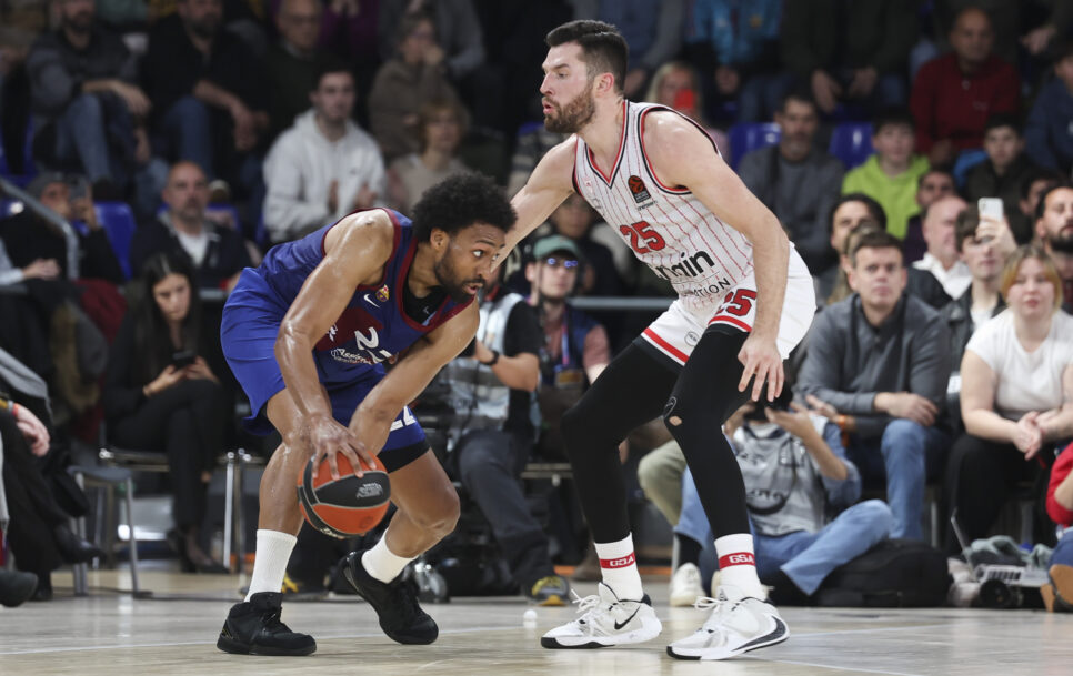 Zvaigžņu uzbrucēju duelī Barselonas Džabari Pārkers (pa kreisi) pārliecinoši apsteidzis Aleksu Pītersu no Olympiacos. Avots: Rodolfo Molina/Euroleague Basketball, Getty Images