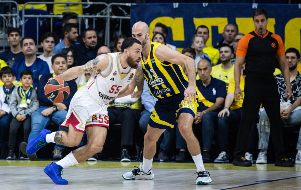 Maikam Džeimsam spēles pret Stambulas Fenerbahçe bijušas smagas, galvenokārt pateicoties Nika Kalatesa izcilajai aizsardzībai. Avots: Tolga Adanali/Euroleague Basketball, Getty Images