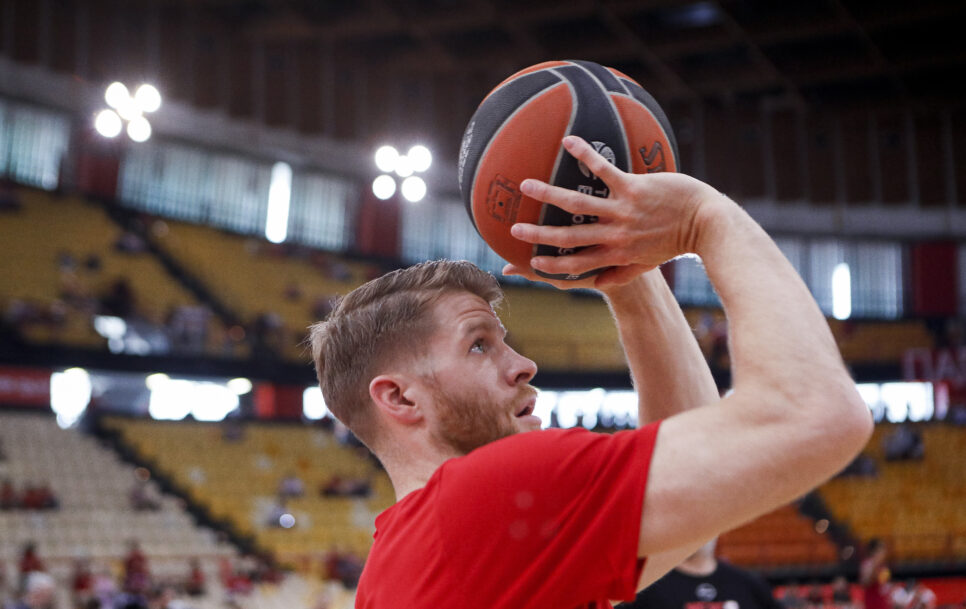 Tomass Valkups nav labs trīspunktu metējs, un Olympiacos tas jau atkal varētu izrādīties liktenīgi. Avots: Panagiotis Moschandreou/Euroleague Basketball, Getty Images