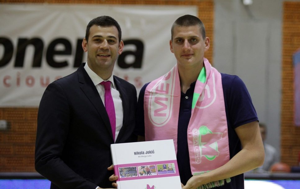 Nikola Jokičs (labajā pusē) ir Mega slavenākais absolvents. Avots: Basketbola kluba Mega mājaslapa