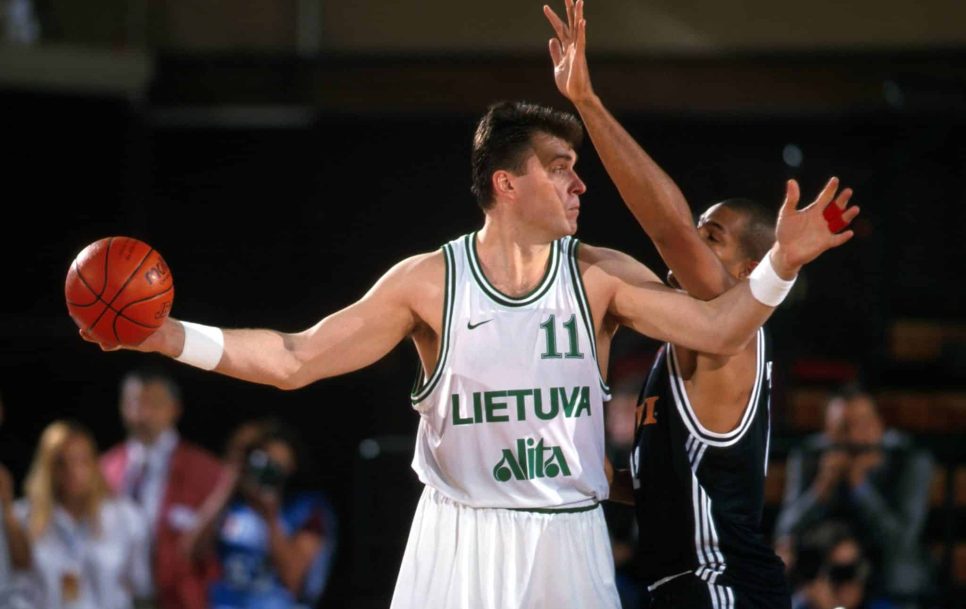 Arvīds Sabonis (ar bumbu) izcīnīja EuroBasket sudraba medaļu ar Lietuvu 1995. gadā. Divdesmit gadus vēlāk viņa dēls Domants izcīnīja tādas pašas krāsas medaļu tajās pašās sacensībās. Avots: Imago Images