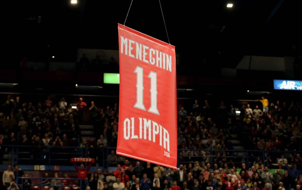 Dino Menegins vienmēr valkāja kreklu ar numuru 11. Pirms pieciem gadiem tas tika pakārts pie Olimpia Milano stadiona griestiem. Avots: Giuseppe Cottini/Euroleague Basketball, Getty Images