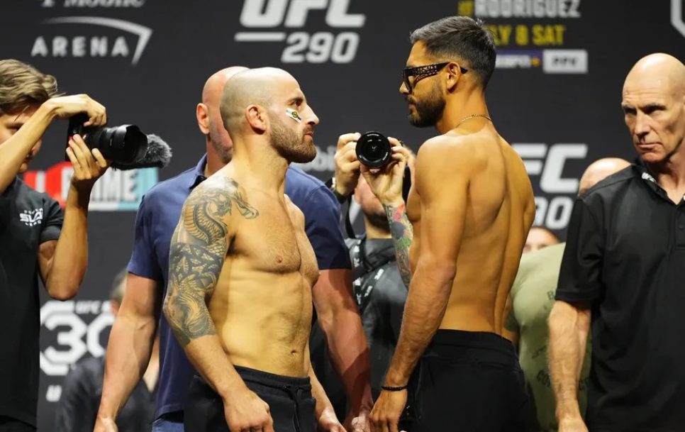 Alexander Volkanovski and Yair Rodriguez facing off before the UFC 290 fight show. Source: Jeff Bottari/Zuffa LLC via Getty Images