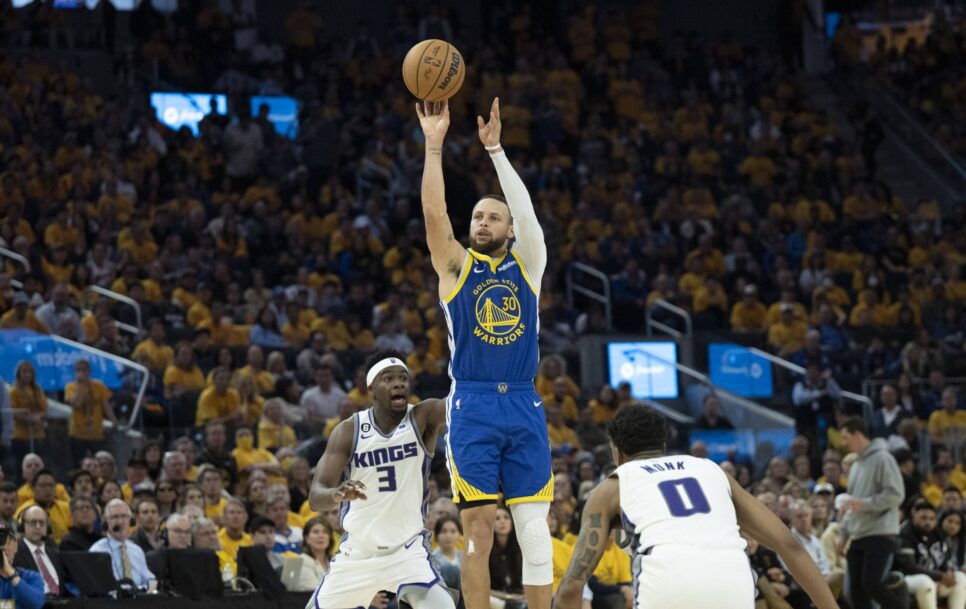 Stephen Curry is a wonderful three-point shooter. The exact same thing needs to be said about his weekend’s opponent Sabrina Ionescu. Source: Imago Images