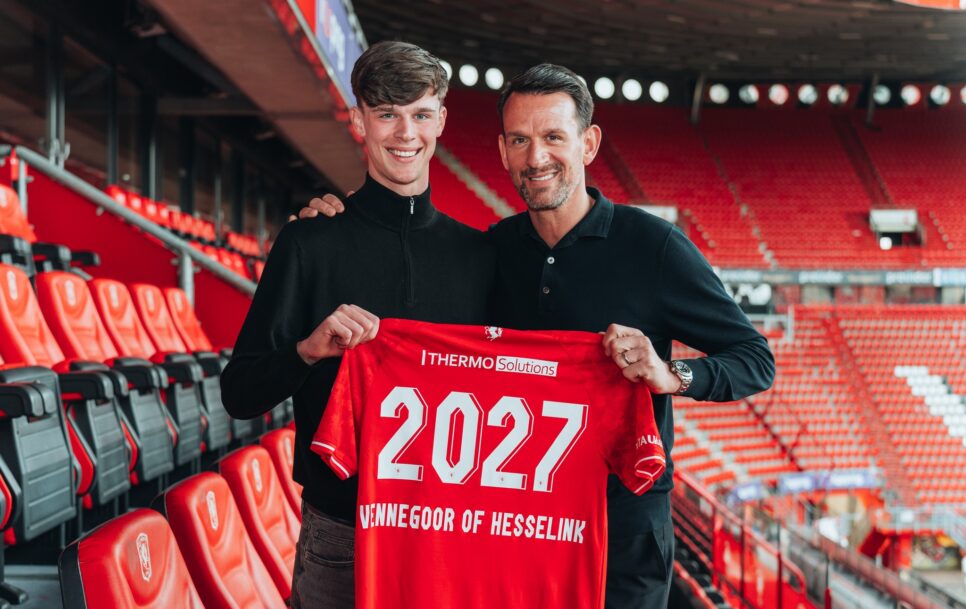 Vennegoor of Hesselink’s name is back on the football field. Thanks to his son Lucas, who is posing next to his father Jan in the photo. Source: Facebook @FCTwente