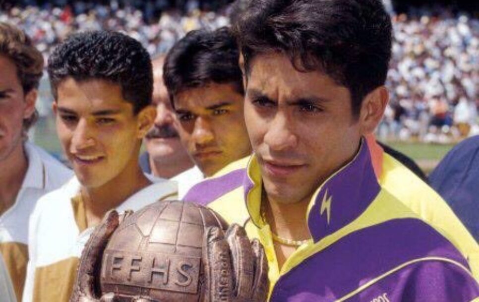 In 1993, Jorge Campos was awarded third place in the selection of the best goalkeeper in the world. Source: Wikimedia Commons / Revista Soccermania de Editorial Televisa