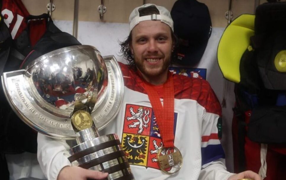 David Pastrňák celebrated the ice hockey world championship gold like a true Czech: with a cold beer! Source: Instagram @davidpastrnak